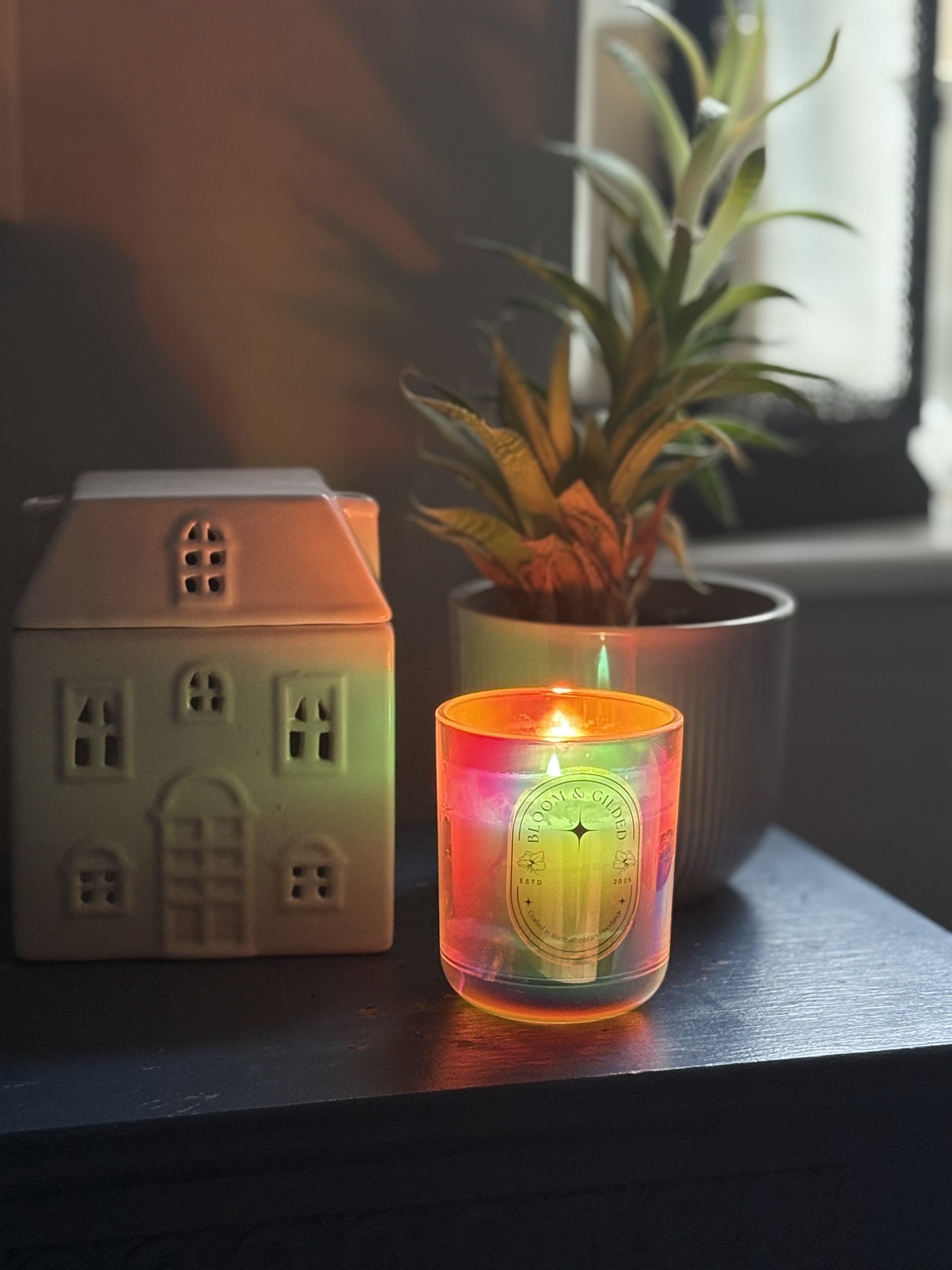 AT FIRST LIGHT Luxury Essential Oil Candle
20cl • 32 hour burn time;
A bright, gentle beginning. Like dawn sunlight filtering through linen curtains.
At First Light opens with the sparkling freshness of bergamot and sweet orange. Citrus, bright and softly joyful. Lavender follows beneath, bringing a floral calm that lifts without overwhelming.
It’s the scent of fresh starts. Uplifting but serene. The kind of brightness that feels kind to the nervous system.
Perfect for slow mornings