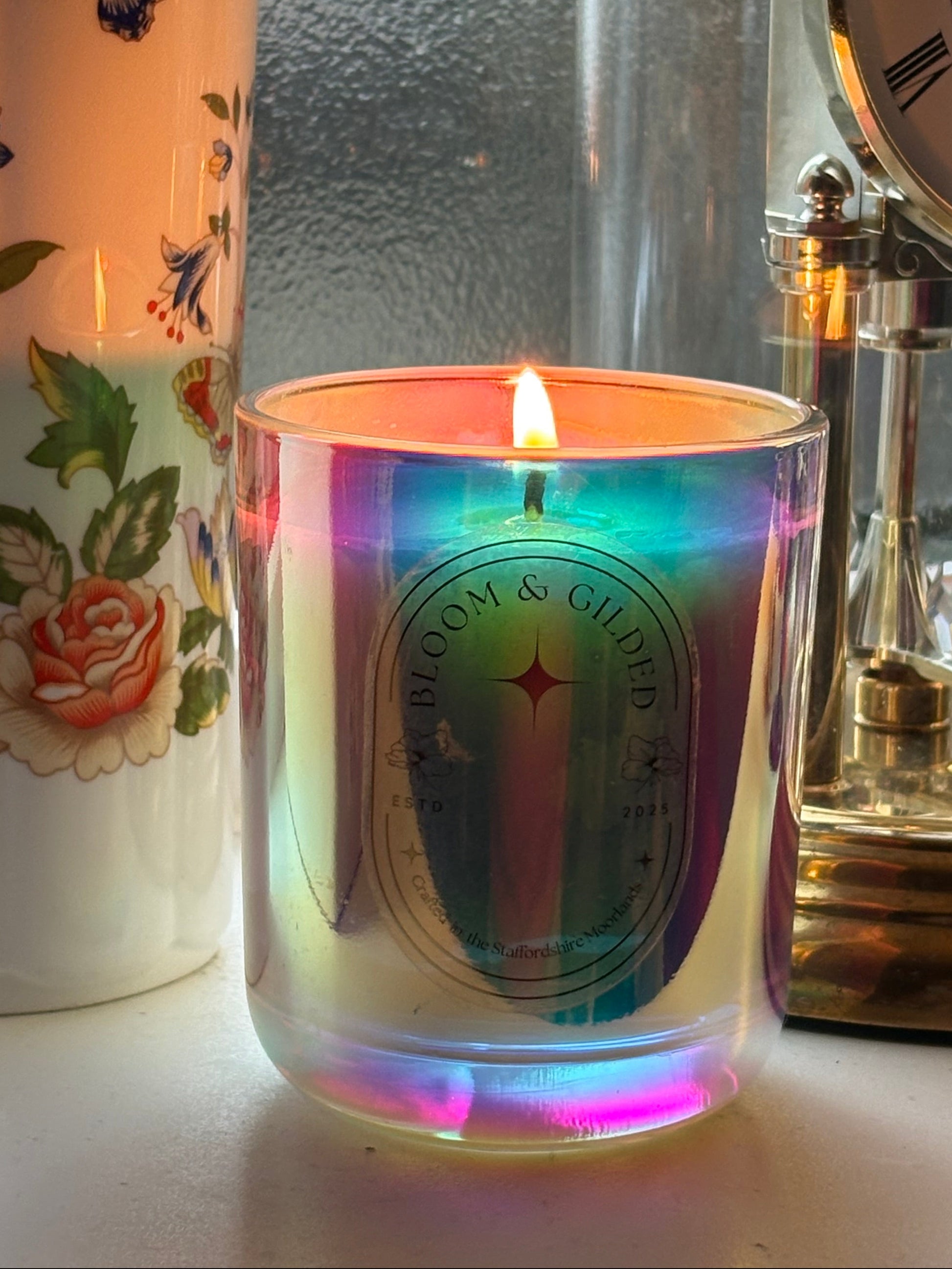 BENEATH THE STARS  Luxury Essential Oil Candle
20cl • 32 hour burn time
A quiet evening ritual for calming the senses and softening into your night.
Beneath the Stars opens with the calming breath of lavender and lemon verbena. Gently herbal, lightly citrus. The soft floral warmth of ylang ylang emerges, wrapping the space in gentle sweetness. Cedarwood anchors the blend with a warm, woody stillness beneath it all.
It’s a fragrance for slowing down and letting the day dissolve.
