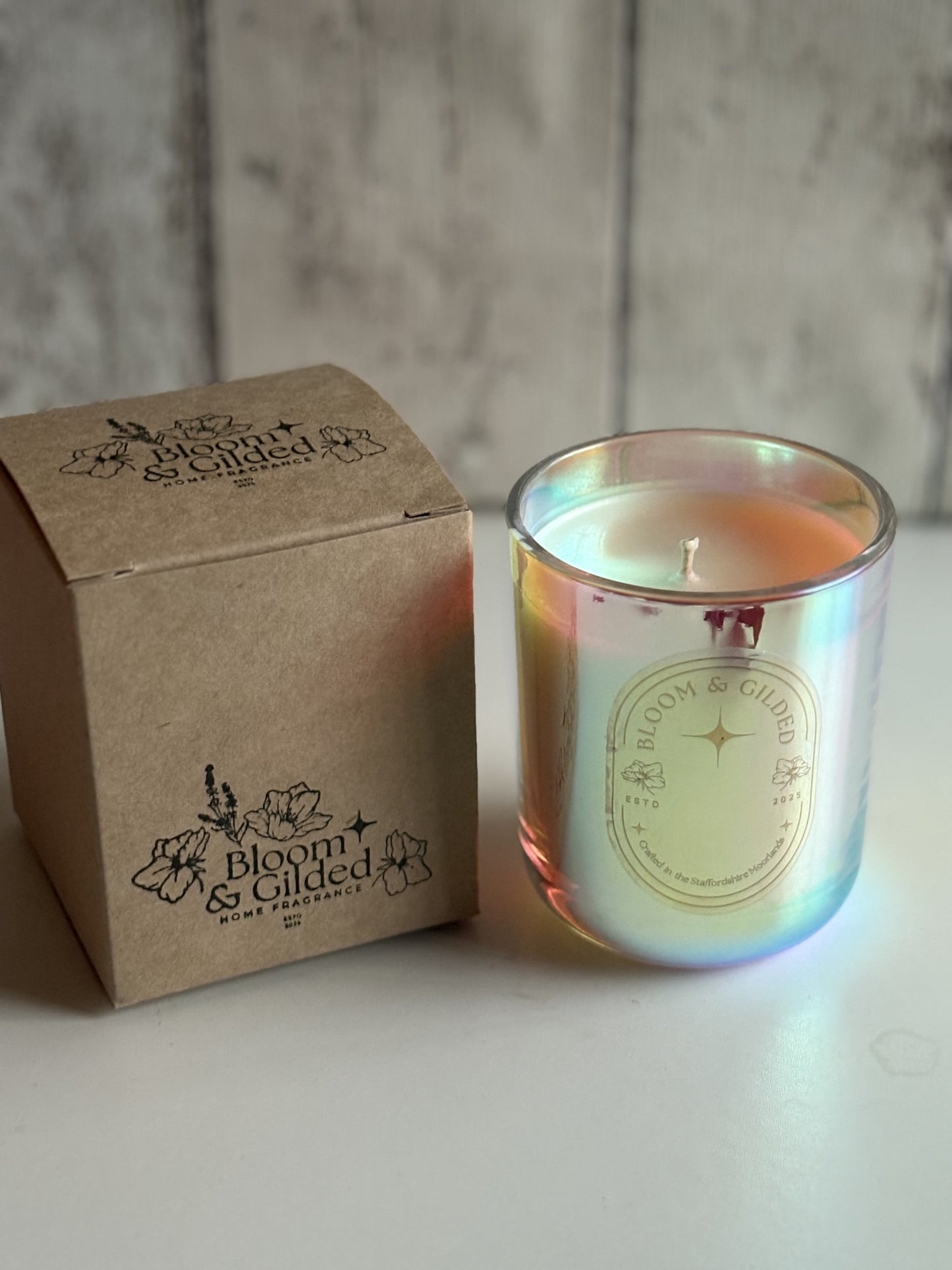 BENEATH THE STARS  Luxury Essential Oil Candle
20cl • 32 hour burn time
A quiet evening ritual for calming the senses and softening into your night.
Beneath the Stars opens with the calming breath of lavender and lemon verbena. Gently herbal, lightly citrus. The soft floral warmth of ylang ylang emerges, wrapping the space in gentle sweetness. Cedarwood anchors the blend with a warm, woody stillness beneath it all.
It’s a fragrance for slowing down and letting the day dissolve.