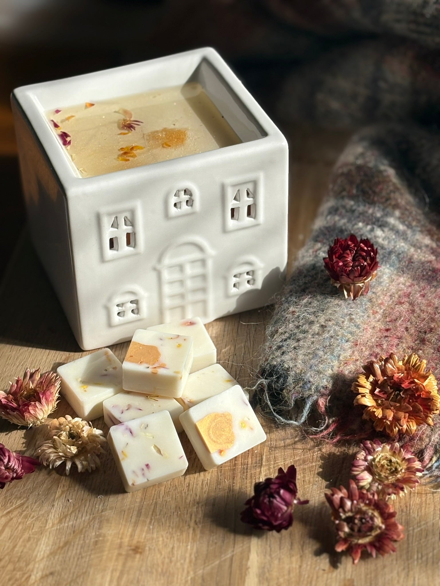 Hearthside Blanket Luxury Wax Melts - Amber & Saffron | Bloom and Gilded
Hand-poured wax melts with amber, saffron & soft woods. Finished with starflower petals. Cocooning & comforting. UK made luxury wax melts.