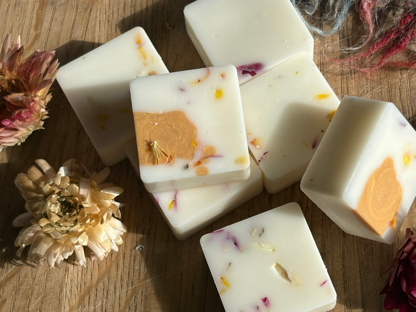 Hearthside Blanket Luxury Wax Melts - Amber & Saffron | Bloom and Gilded
Hand-poured wax melts with amber, saffron & soft woods. Finished with starflower petals. Cocooning & comforting. UK made luxury wax melts.