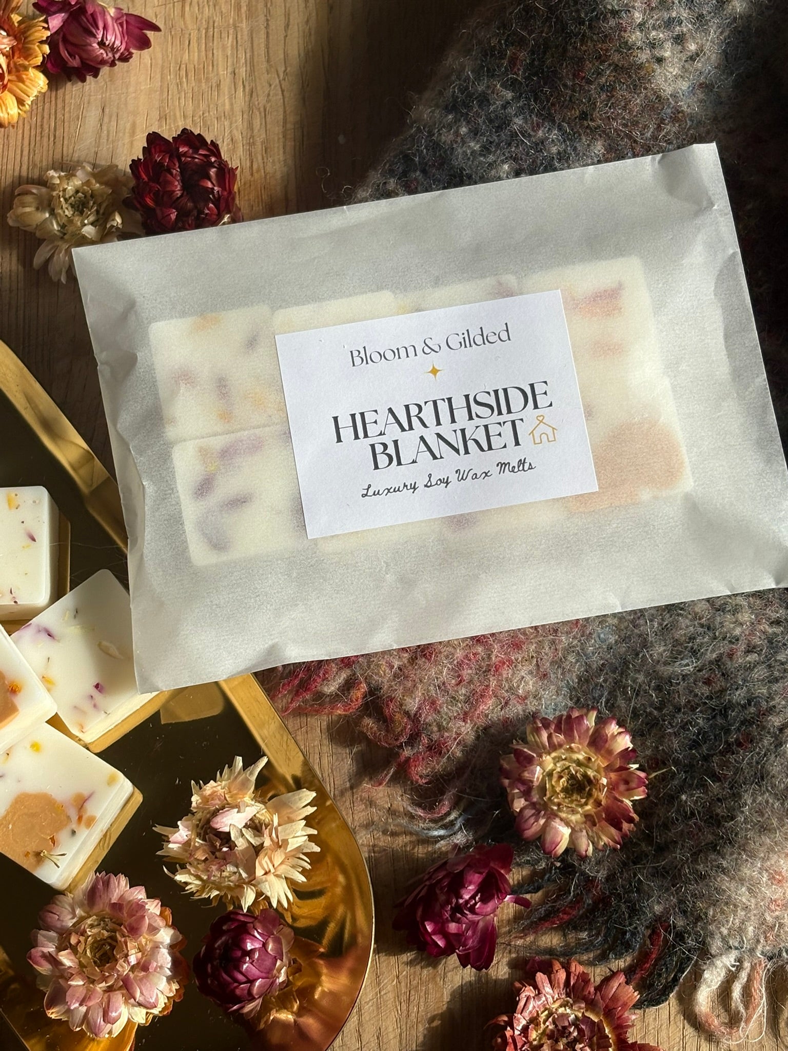 Hearthside Blanket Luxury Wax Melts - Amber & Saffron | Bloom and Gilded
Hand-poured wax melts with amber, saffron & soft woods. Finished with starflower petals. Cocooning & comforting. UK made luxury wax melts.