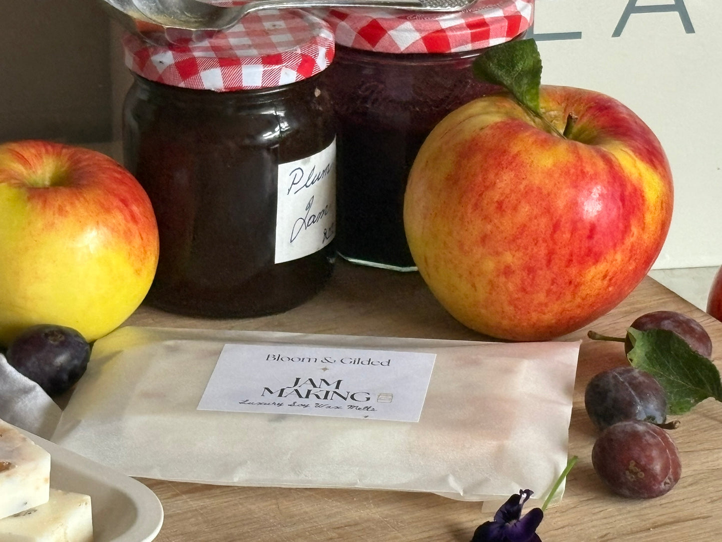 Jam Making Luxury Wax Melts - Plum Damson & Rose | Bloom and Gilded
Hand-poured wax melts with plum, damson, rose & patchouli. Finished with garden rose petals & cornflowers. Nostalgic autumn scent. UK made luxury wax melts.