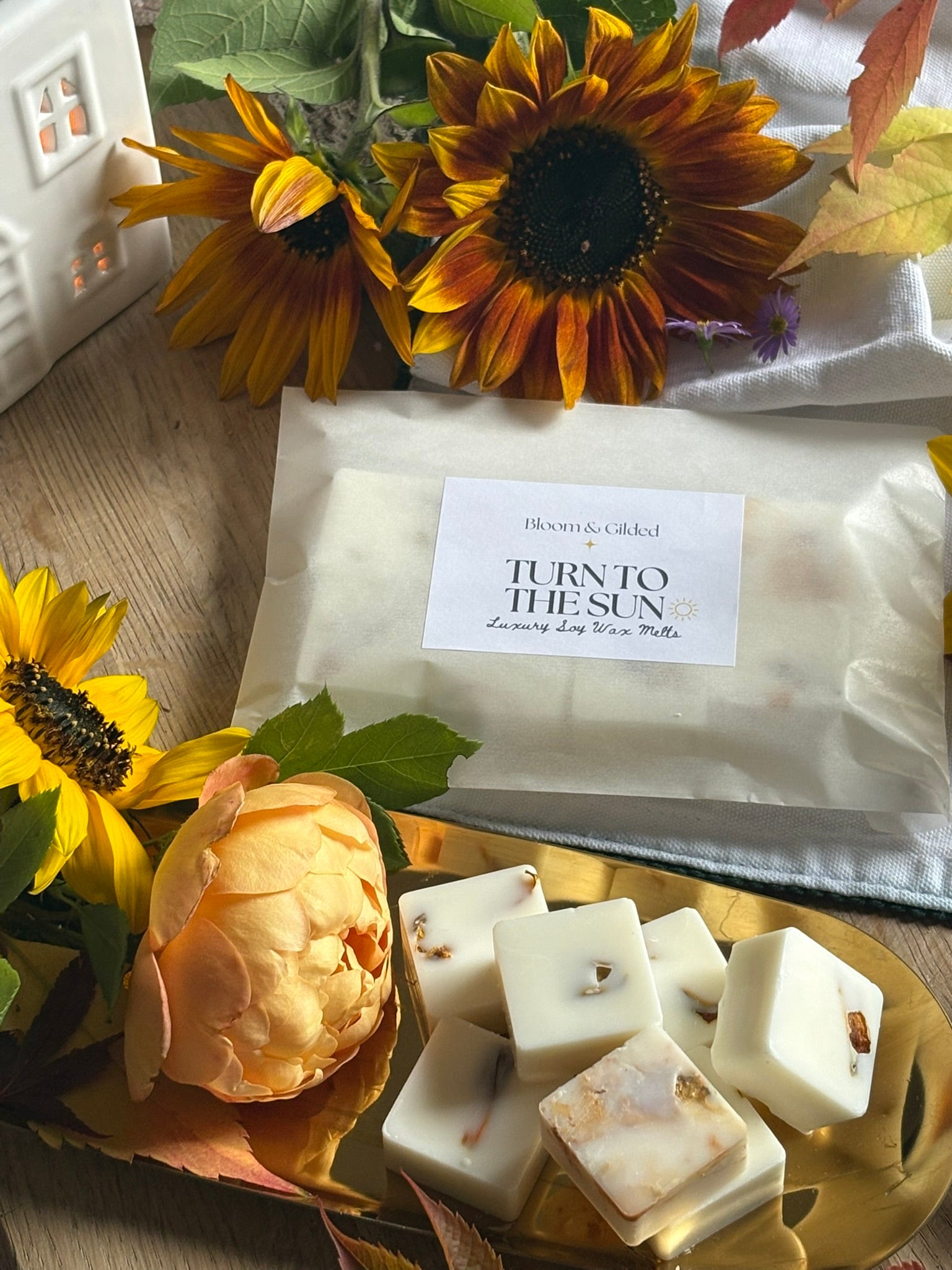 Turn To The Sun Luxury Wax Melts - Sandalwood & Vanilla | Bloom and Gilded
Hand-poured wax melts with sandalwood, vanilla & tonka. Crowned with sunflower petals from our garden. Radiant & uplifting. UK made luxury wax melts.