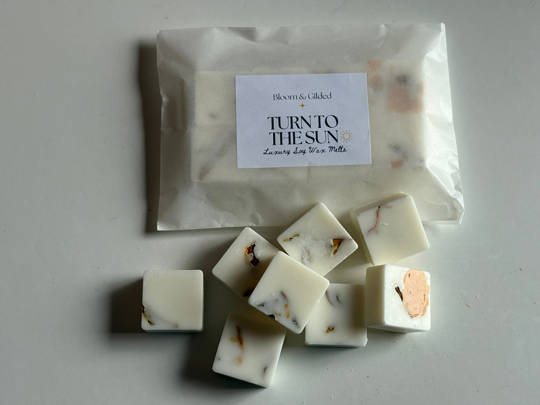 Turn To The Sun Luxury Wax Melts - Sandalwood & Vanilla | Bloom and Gilded
Hand-poured wax melts with sandalwood, vanilla & tonka. Crowned with sunflower petals from our garden. Radiant & uplifting. UK made luxury wax melts.