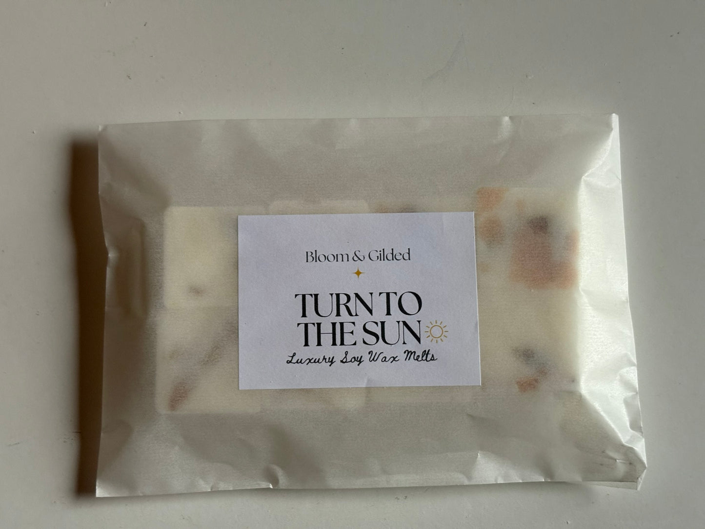Turn To The Sun Luxury Wax Melts - Sandalwood & Vanilla | Bloom and Gilded
Hand-poured wax melts with sandalwood, vanilla & tonka. Crowned with sunflower petals from our garden. Radiant & uplifting. UK made luxury wax melts.