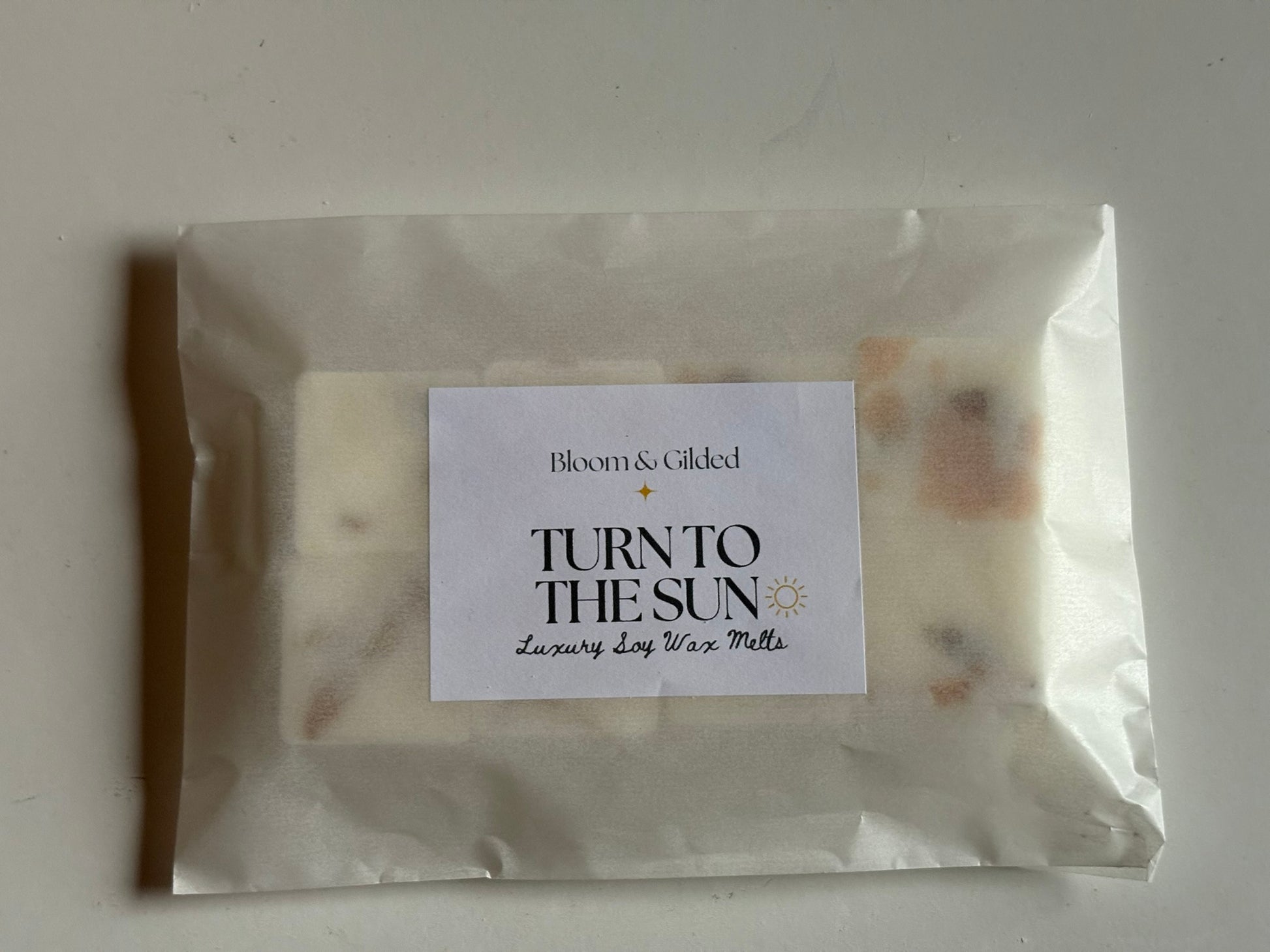 Turn To The Sun Luxury Wax Melts - Sandalwood & Vanilla | Bloom and Gilded
Hand-poured wax melts with sandalwood, vanilla & tonka. Crowned with sunflower petals from our garden. Radiant & uplifting. UK made luxury wax melts.