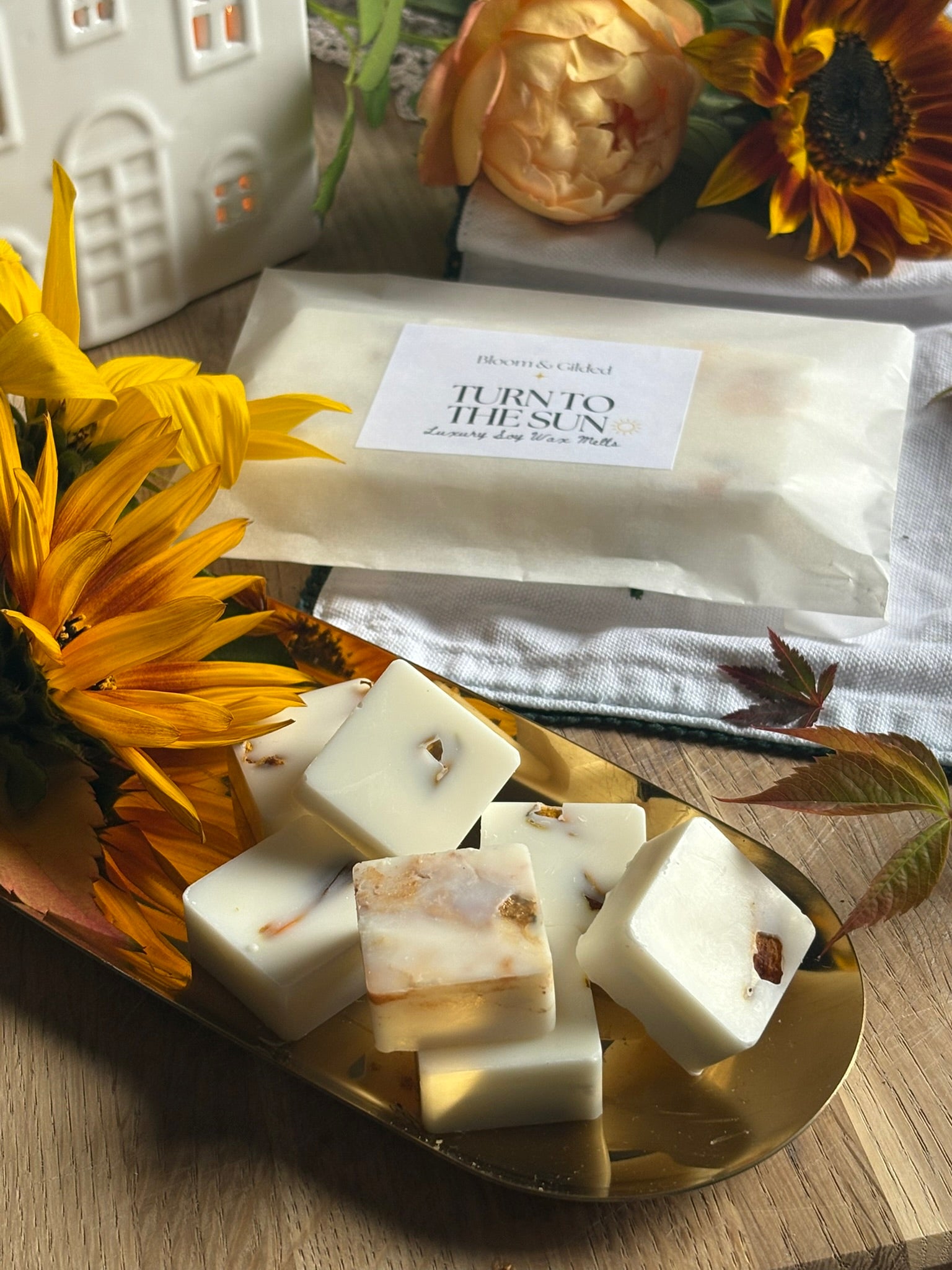 Turn To The Sun Luxury Wax Melts - Sandalwood & Vanilla | Bloom and Gilded
Hand-poured wax melts with sandalwood, vanilla & tonka. Crowned with sunflower petals from our garden. Radiant & uplifting. UK made luxury wax melts.