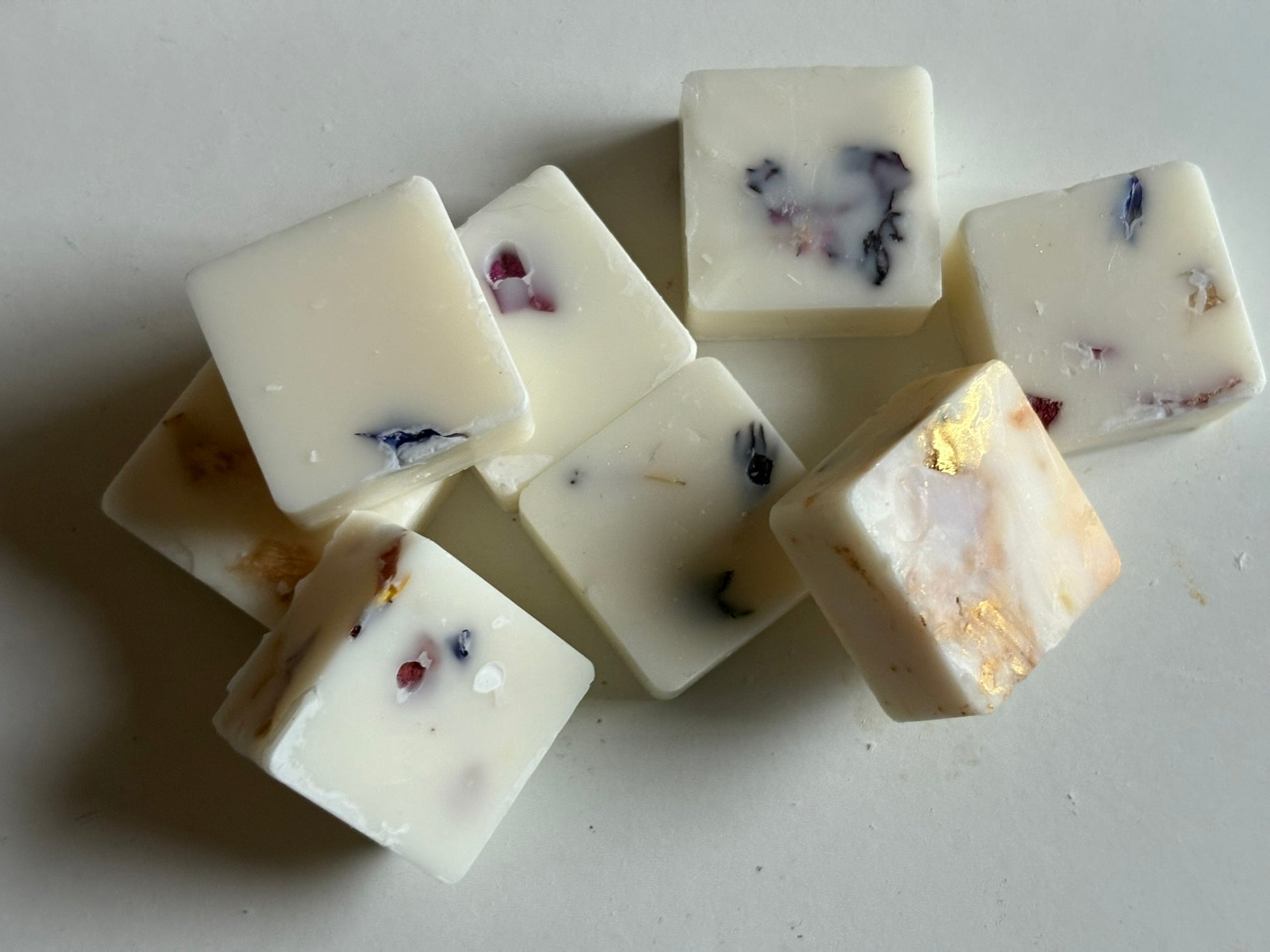  Twilight Petal Path Luxury Wax Melts - Peony Rose & Oud | Bloom and Gilded. Hand-poured luxury wax melts with peony, rose & oud. Adorned with pink rosebud petals. Romantic & mysterious floral scent. UK made wax melts.