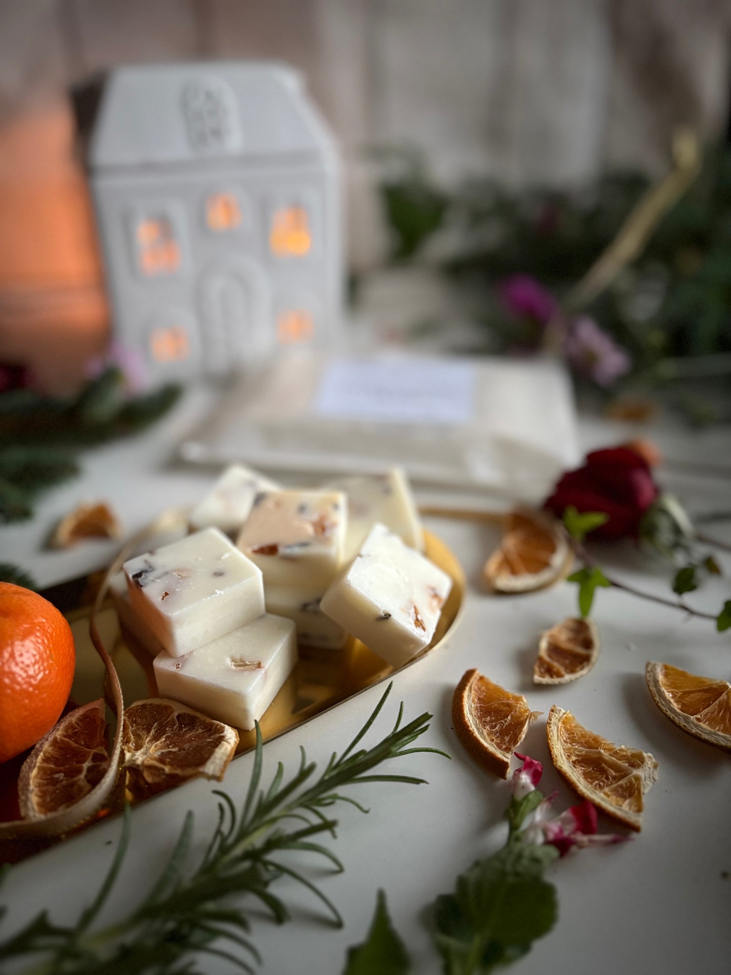 Velvety and golden, this scent glows like candlelight slipping across old wood. Blackcurrant and myrrh blend into warm amber and musk for a rich, mesmerising evening fragrance.

Under Lantern Light has scent notes of blackcurrant, myrrh, amber and soft musk.

It feels like a whispered story shared by the glow of a single flame.

 Vegan • Cruelty-free • Natural soy wax • Hand-poured