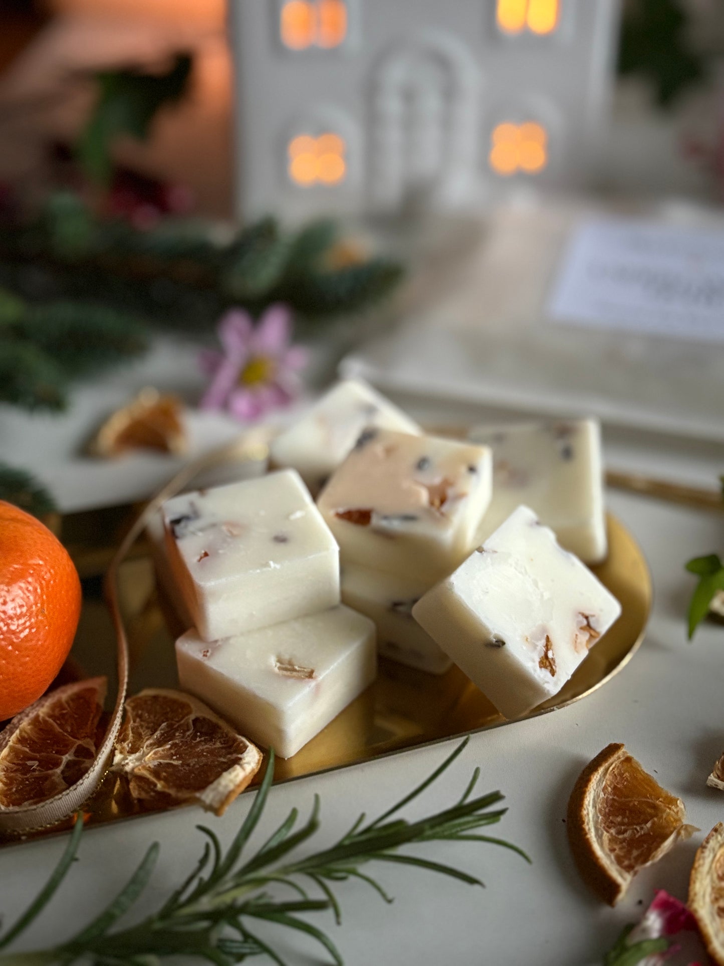 Velvety and golden, this scent glows like candlelight slipping across old wood. Blackcurrant and myrrh blend into warm amber and musk for a rich, mesmerising evening fragrance.

Under Lantern Light has scent notes of blackcurrant, myrrh, amber and soft musk.

It feels like a whispered story shared by the glow of a single flame.

Vegan • Cruelty-free • Natural soy wax • Hand-poured