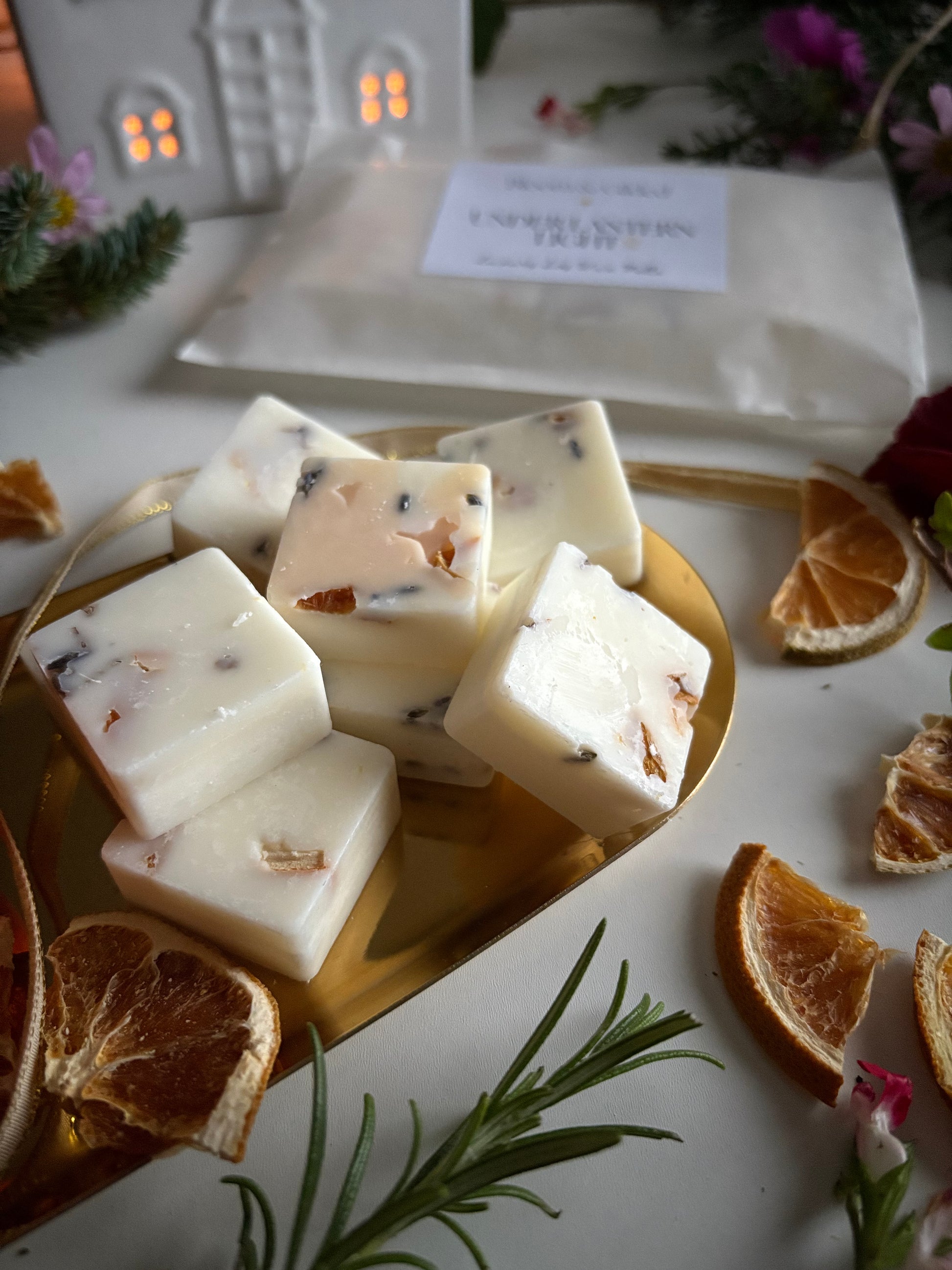 Velvety and golden, this scent glows like candlelight slipping across old wood. Blackcurrant and myrrh blend into warm amber and musk for a rich, mesmerising evening fragrance.

Under Lantern Light has scent notes of blackcurrant, myrrh, amber and soft musk.

It feels like a whispered story shared by the glow of a single flame.

 Vegan • Cruelty-free • Natural soy wax • Hand-poured