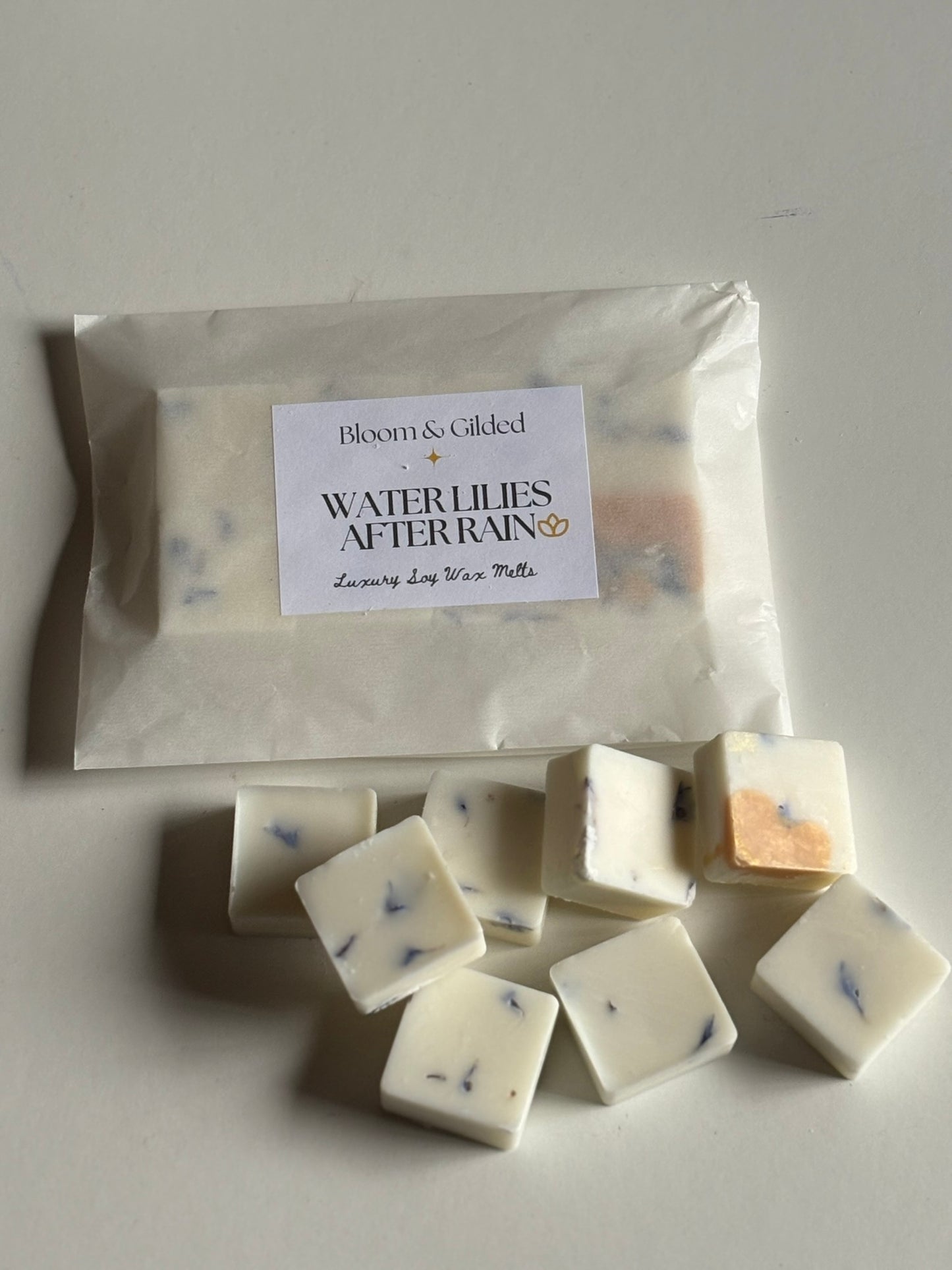 Water Lilies After Rain Luxury Wax Melts - Aquatic Floral Scent | Bloom and Gilded
Hand-poured aquatic-floral wax melts with waterlily, rain notes & cedarwood. Adorned with blue cornflower petals from our garden. Serene & refreshing. UK made luxury wax melts.