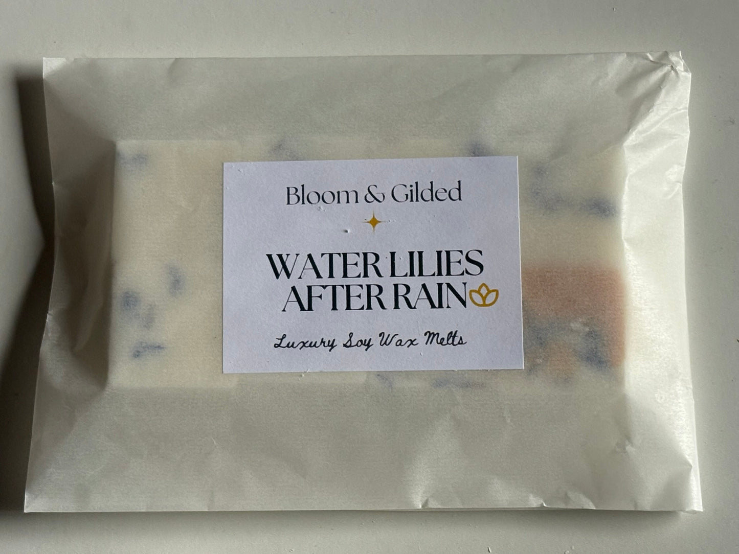 Water Lilies After Rain Luxury Wax Melts - Aquatic Floral Scent | Bloom and Gilded
Hand-poured aquatic-floral wax melts with waterlily, rain notes & cedarwood. Adorned with blue cornflower petals from our garden. Serene & refreshing. UK made luxury wax melts.
