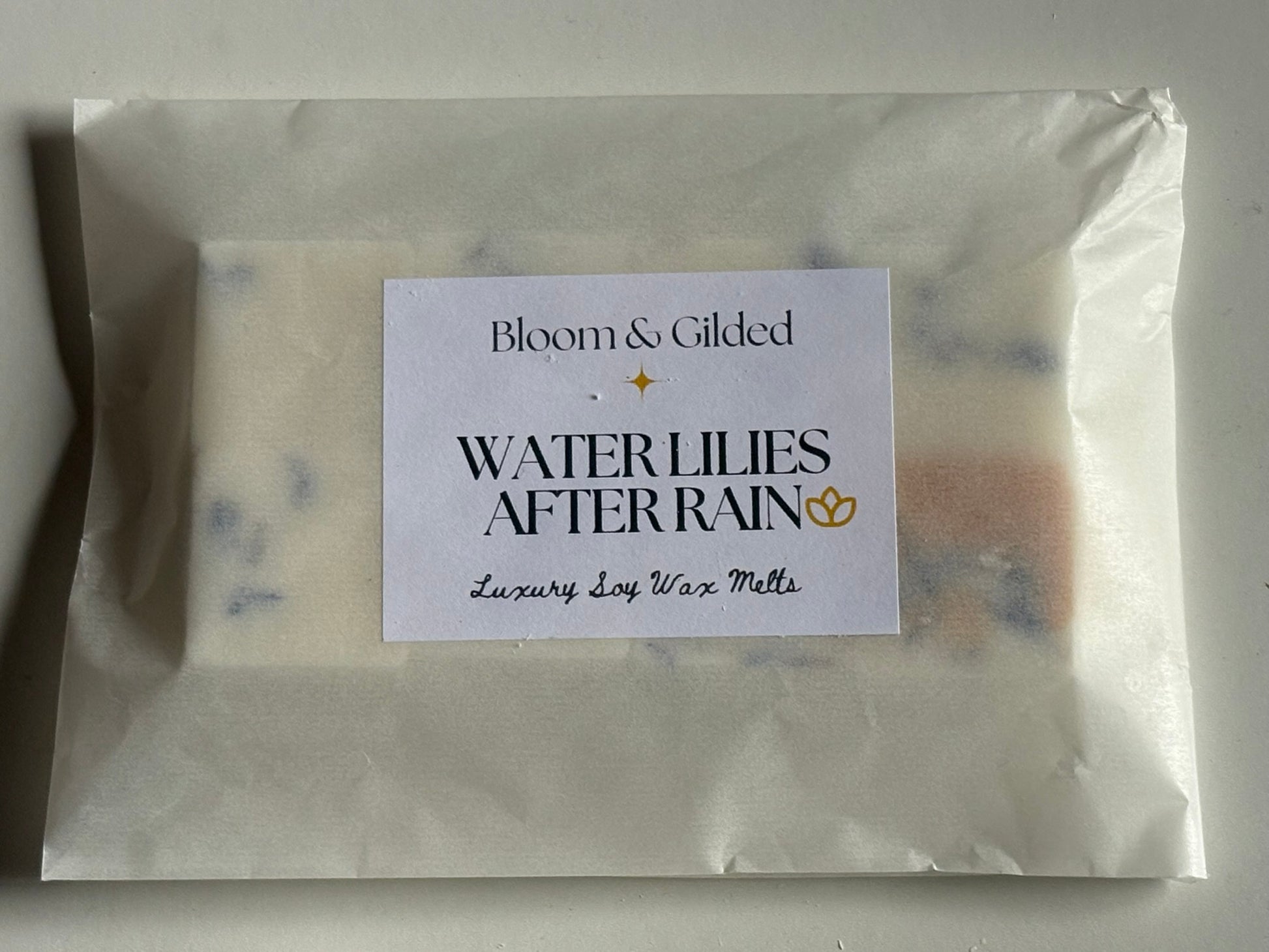 Water Lilies After Rain Luxury Wax Melts - Aquatic Floral Scent | Bloom and Gilded
Hand-poured aquatic-floral wax melts with waterlily, rain notes & cedarwood. Adorned with blue cornflower petals from our garden. Serene & refreshing. UK made luxury wax melts.