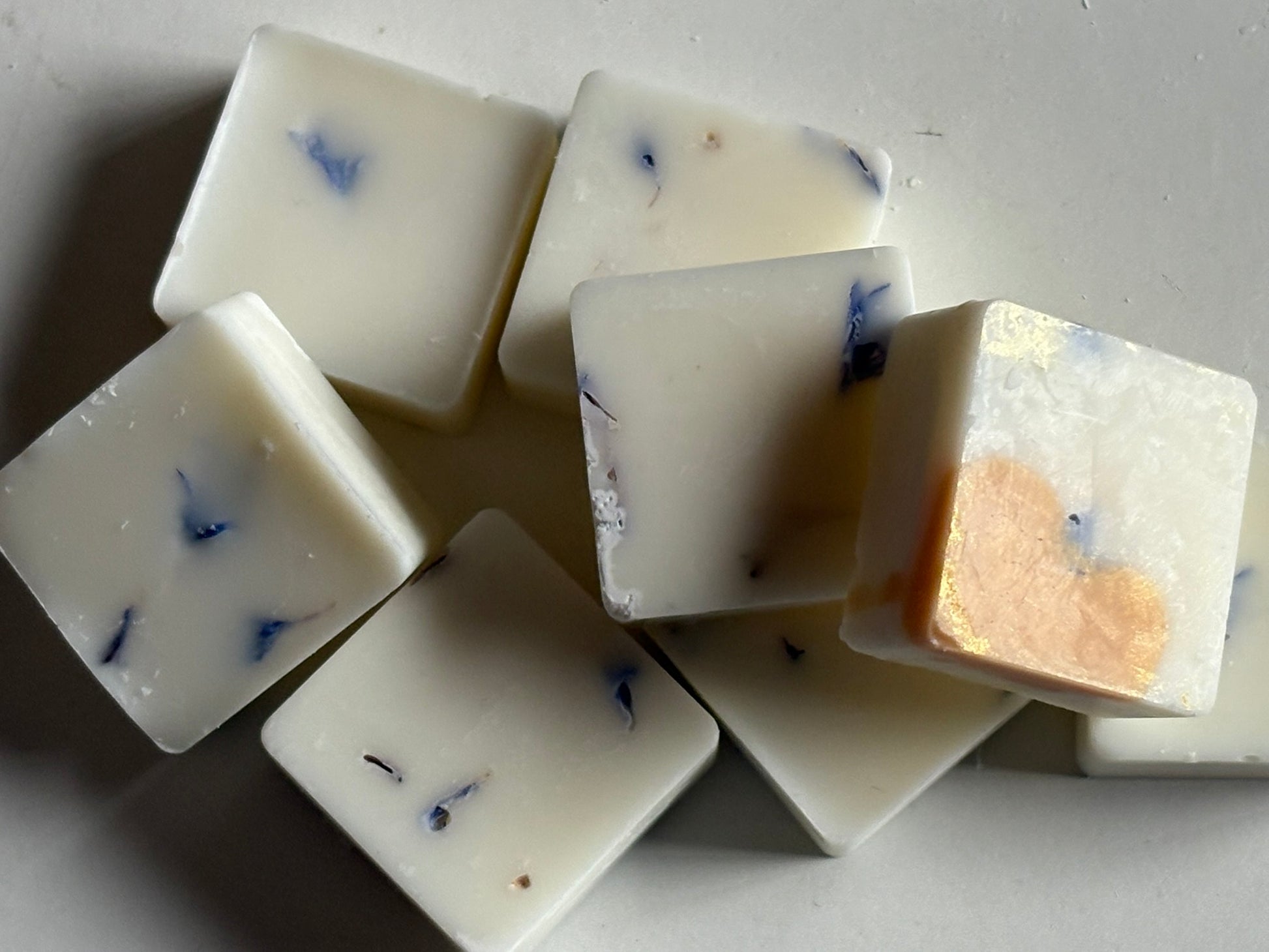 Water Lilies After Rain Luxury Wax Melts - Aquatic Floral Scent | Bloom and Gilded
Hand-poured aquatic-floral wax melts with waterlily, rain notes & cedarwood. Adorned with blue cornflower petals from our garden. Serene & refreshing. UK made luxury wax melts.