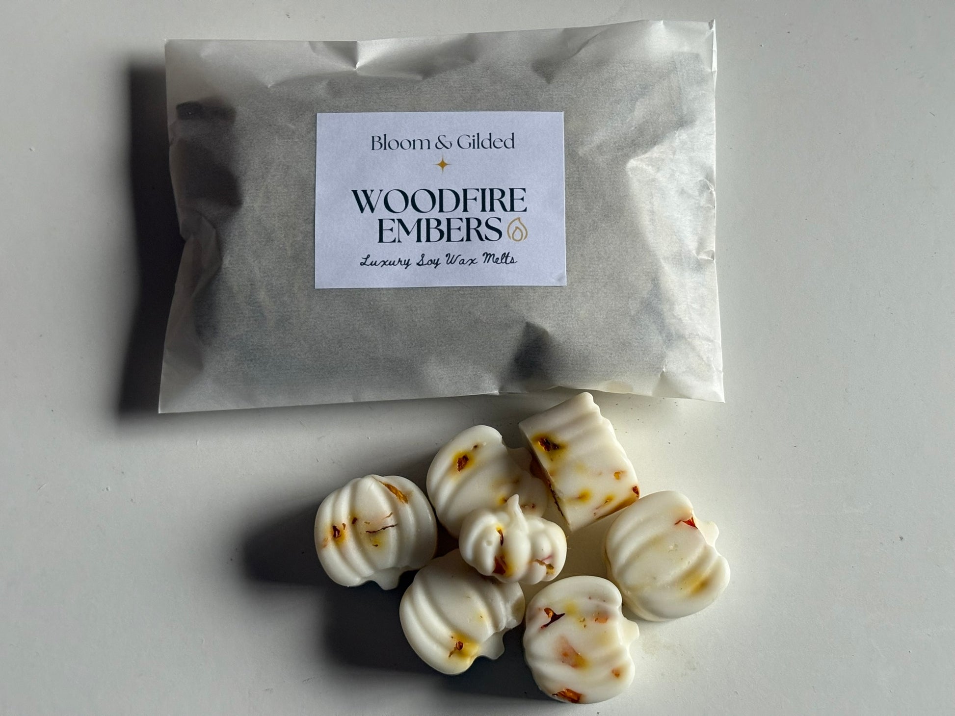 Woodfire Embers Luxury Wax Melts - Smoky Cedar & Amber | Bloom and Gilded
Hand-poured wax melts with smoky cedarwood, warm vanilla & amber. Finished with golden marigold petals. Grounding autumn scent. UK made luxury wax melts.