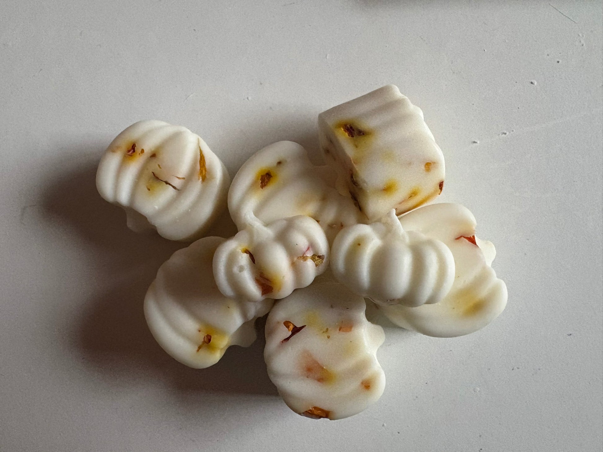 Woodfire Embers Luxury Wax Melts - Smoky Cedar & Amber | Bloom and Gilded
Hand-poured wax melts with smoky cedarwood, warm vanilla & amber. Finished with golden marigold petals. Grounding autumn scent. UK made luxury wax melts.