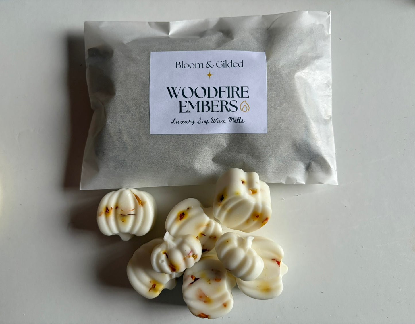 Woodfire Embers Luxury Wax Melts - Smoky Cedar & Amber | Bloom and Gilded
Hand-poured wax melts with smoky cedarwood, warm vanilla & amber. Finished with golden marigold petals. Grounding autumn scent. UK made luxury wax melts.