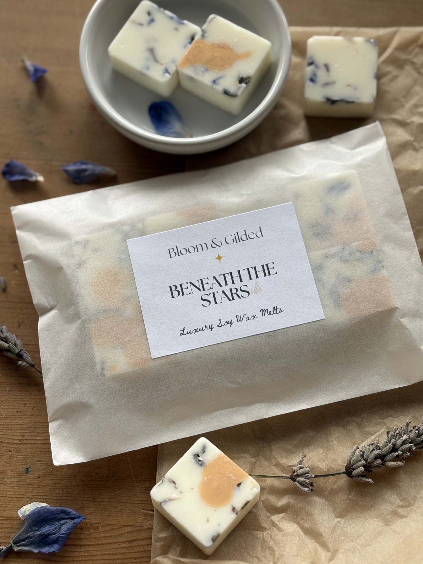 BENEATH THE STARS Luxury Wax Melts
8 x 12g melts

A quiet evening ritual for calming the senses and softening into your night.
Beneath the Stars opens with the calming breath of lavender and lemon verbena ; gently herbal, lightly citrus. The soft floral warmth of ylang ylang emerges, wrapping the space in gentle sweetness. Cedarwood anchors the blend with a warm, woody stillness beneath it all.


It’s a fragrance for slowing down and letting the day dissolve.