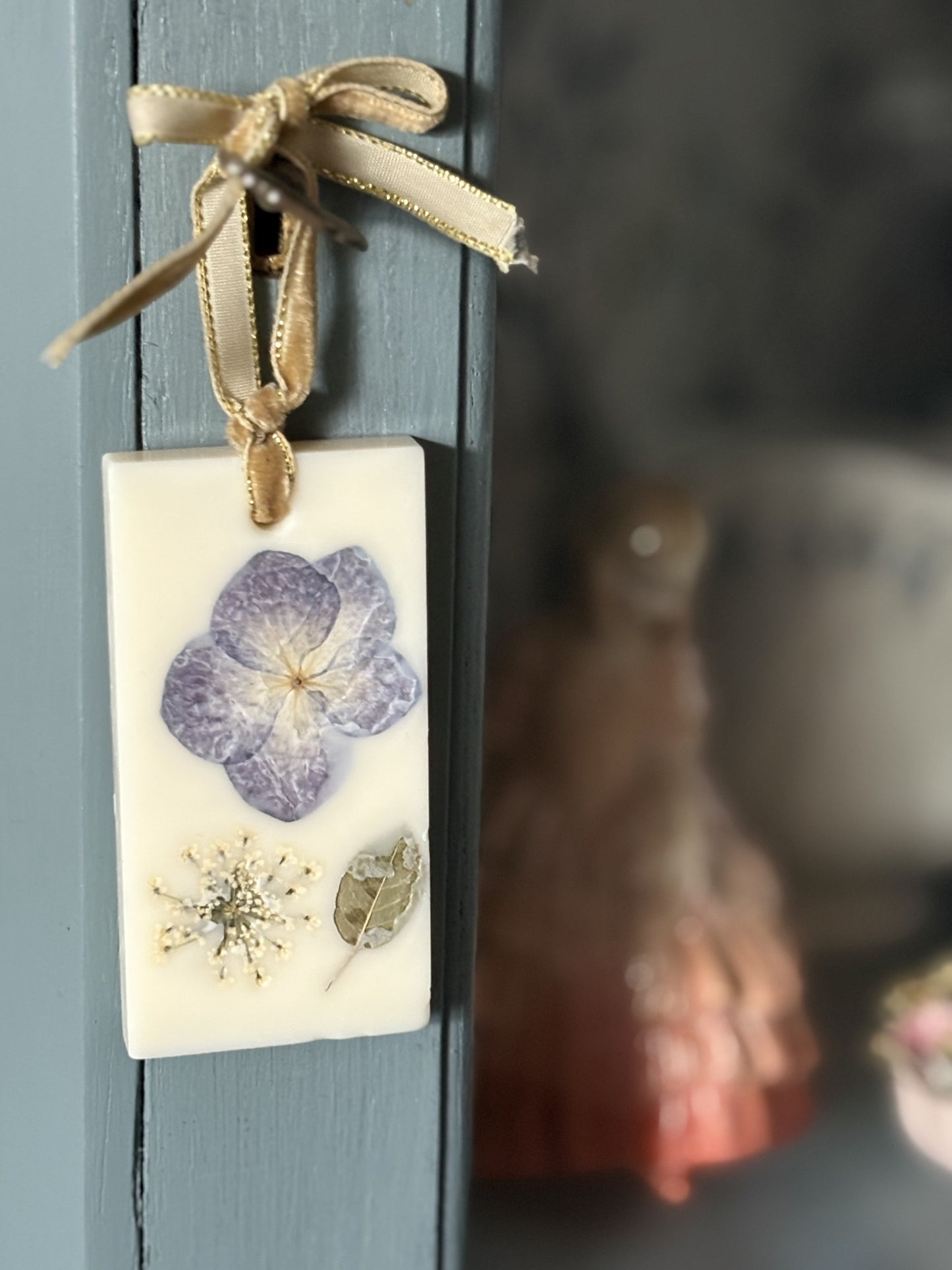 BOTANICAL FRAGRANCE TABLETS
Available scents: First Bloom • Turn to the Sun • Jam Making
A little luxury for every corner of your home.
Bloom & Gilded botanical fragrance tablets are a beautifully simple way to bring the scents of Elle’s garden into your everyday spaces. Wardrobes, drawers, bookshelves, bathrooms; wherever you want a quiet moment of fragrance.
Each tablet is hand pressed in natural soy wax and blended with phthalate free fragrance oils. Dried botanicals grown & harvested in Elle's garden.